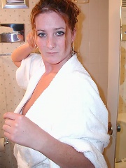 Hotshot older whore flaunting and toying with her naked body