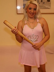 shoving her fist deep in the mature cunt